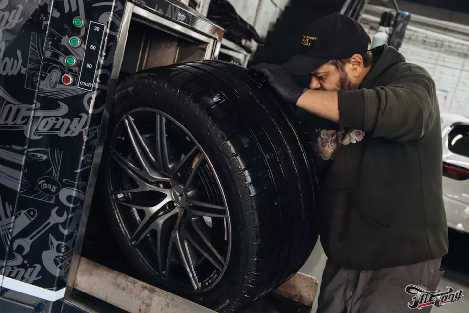 Фирменный шиномонтаж с адаптацией и балансировкой на стендах Hunter для Mercedes GLC 43 AMG